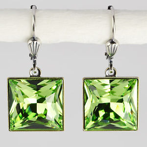 【送料無料】ピアス　ピアス　スワロフスキークリスタルグリーングリーンペリドットgrevenkmper ohrringe swarovski kristall silber carre 12 mm grn green peridot｜hokushin