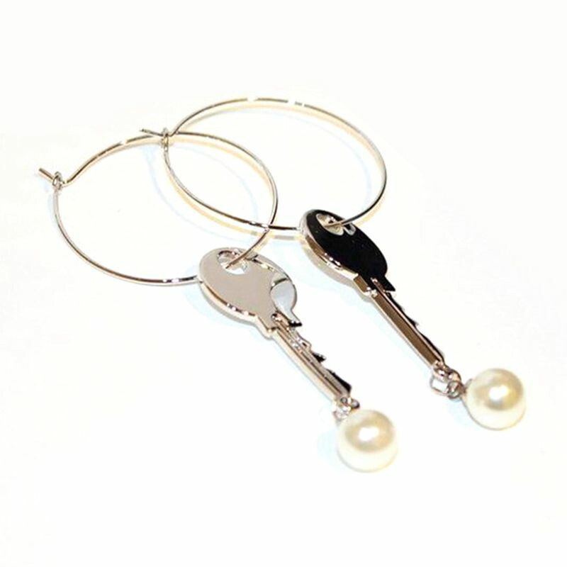 【送料無料】ピアス トレンディパーソナリティキーデザインフープ20xtrendy persoenlichkeit geometrische schluessel design creolen fuer fra b9x8