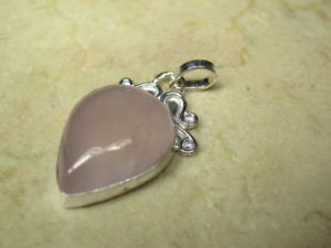 【送料無料】ネックレス　クォーツピンクマウントpendentif quartz rose monture metal argente 13,476円