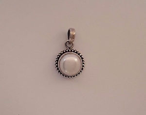 【送料無料】ネックレス　シルバーペンダントホワイトパールagnes creations joli pendentif en argent 925 amp; perle blanche