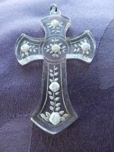 【送料無料】ネックレス　クロスペンダントcharmante et ancienne croix pendentif en plexi grave de fleurs