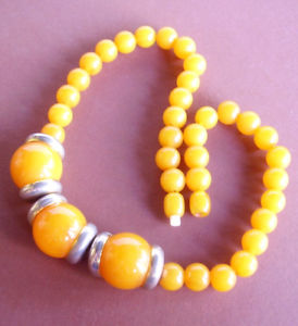 【送料無料】ネックレス　クランプカラーイエローオレンジj248 collier resine couleur jaune ambre