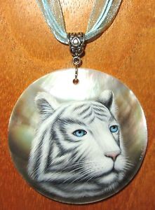 【送料無料】ネックレス シベリアンホワイトハルトラロシアラウンドブラックpendentif blanc sibrien tigre coque vritable russe peint la main noir rond|hokushin