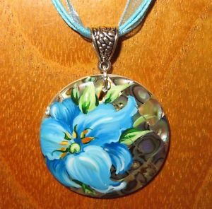 【送料無料】ネックレス ペンダントロシアアワビシェルbleu lily pendentif fleur vritable russe peint la main ormeau coquillage|hokushin