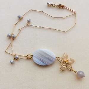 【送料無料】ネックレス　コンフィオーレcollana con fiore tono oro satinato e agata grigia