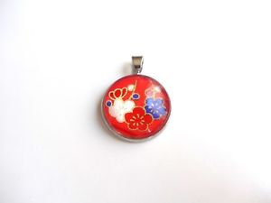 【送料無料】ネックレス　ラウンドペンダントpendentif rond, au motif de fleurs blanche, rouge et bleue sur fond rouge｜hokushin