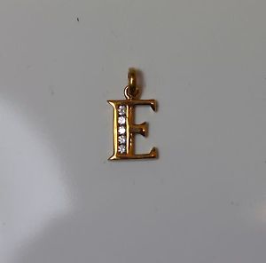 【送料無料】ネックレス　ペンダントシンプルゴールドメッキpendentif initiale simple lettre e en plaqu or serti de strass ide cadeaux｜hokushin 12,056円