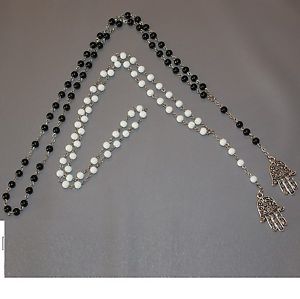 【送料無料】ネックレス　ハンドクランプバッチlot de 2 chapelets sautoir collier main de fatma kamsa 70 cm noir blanc neuf