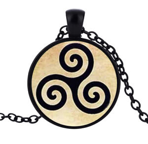 【送料無料】ネックレス　ペンダントネックレスシンボルチェーンcollier pendentif symbole triskel triskelion spirales, chaine｜hokushin