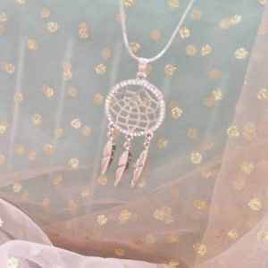 【送料無料】ネックレス　ネックレスシルバーjoli collier attrape rves avec plumes argent ou dor strass dreamcatcher｜hokushin