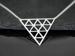 【送料無料】ネックレス シルバーモダンネックレスcollier avec graphique triangle pendentif argent minimal moderne