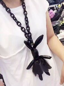 【送料無料】ネックレス　ロングネックレスウサギcollier long sautoir gros pendantif noir lapin leger jd1