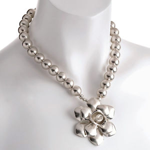 【送料無料】ネックレス　コスチュームジュエリーパールペンダントボールフラワークランプrustique couleur argent bijoux fantaisie perle boule pendentif fleur collier ras