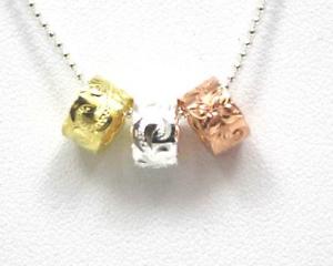【送料無料】ネックレス　イエローゴールドシルバーハワイアンプルメリアバレルチューブ8mm or jaune pg argent 925 hawaen plumeria volutes baril tube perle tricolore