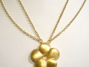 【送料無料】ネックレス シルバーカラーメッキサテンゴールドcollier en argent 925 plaqu en or avec fleur satin