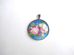 【送料無料】ネックレス　ラウンドペンダントバラpendentif rond, au motif de fleurs de cerisiers roses et blanches sur fond bleu｜hokushin