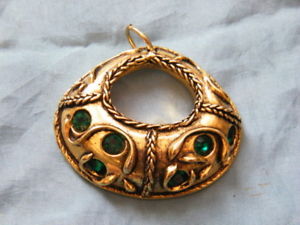 【送料無料】ネックレス　ペンダントゴールデンヘビアールデコgros pendentif en mtal rsine dor dcors serpents et dco verte,n1407