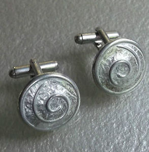 【送料無料】メンズアクセサリ―　カフスボタンメンズライトシルバーシールドレトロcufflinks mens light silver coloured metal shield swirls spiral design retro mod