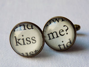 【送料無料】メンズアクセサリ―　ビンテージロマンスプレゼンテーションケースカフリンクスkiss me vintage romance novel wedding cufflinks in presentation case wed003