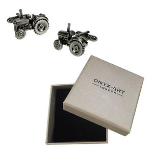 【送料無料】メンズアクセサリ―　メンズファームトターシルバーカフスボタンオニキスアートボックスオンmens farm tractor silver cufflinks amp; gift box by onyx art