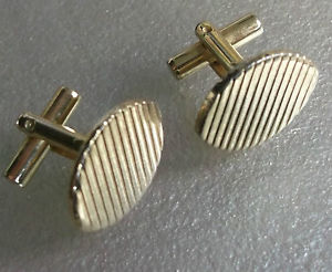 【送料無料】メンズアクセサリ―　ビンテージメンズカフリンクスオーバルカットメタルcufflinks vintage mens cuff links 1970s mod pale goldtone oval cut metal