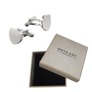 【送料無料】メンズアクセサリ―　メンズプレーンシルバーシールドカフスボタンボックスオニキスアートmens plain silver shield cufflinks amp; gift box ideal for engraving by onyx art