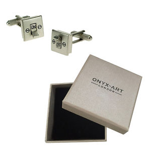 【送料無料】メンズアクセサリ―　メンズライトスイッチジョークカフスボタンオニキスアートボックスオンmens light switch joke electrician sparky cufflinks amp; gift box by onyx art