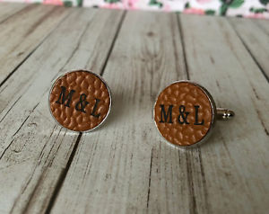 【送料無料】メンズアクセサリ―　パーソナライズカフスボタンタンpersonalised leather cufflinks genuine tan g 3rd anniversary gift wedding groom