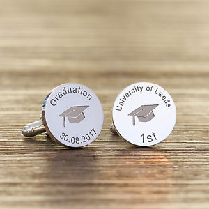 【送料無料】メンズアクセサリ— パーソナライズメッキキャップデザインカフスボタンカフリンクスpersonalised silver plated engraved graduation cap design cufflinks cuff links|hokushin