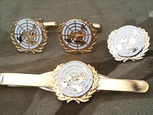 【送料無料】メンズアクセサリ―　ホワイトカフスボタンバッジネクタイクリップセットunited nations white un cufflinks, badge, tie clip military gift set
