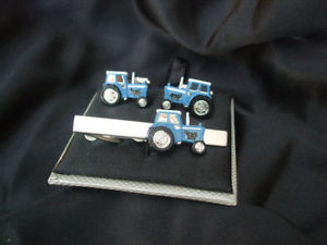 【貨物輸送無料】メンズ付属物― トターカフスボタンタイバーカフリンクnovelty blue tractor cufflinks and tie 赤ちょうちん ~ cuff link ~ 47