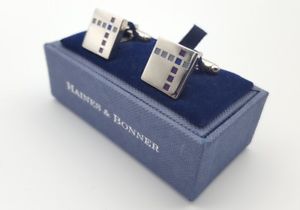 【送料無料】メンズアクセサリ— ヘインズスクエアシルバーカフスボタンデザインボックスhaines and bonner square silver toned cufflinks with dotted square design boxed|hokushin