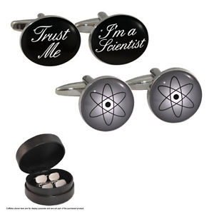 【送料無料】メンズアクセサリ―　ケースtrust me im a scientist amp; atom cufflink set in leather case science student