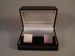 【送料無料】メンズアクセサリ―　ソリッドシルバースクエアカフスボタンエンジンオンsolid silver hallmarked square cufflinks with engine turned decoration