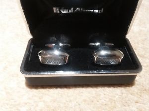 【送料無料】メンズアクセサリ―　デザイナーシルバーガラスセンター￥カフリンクスbnib designer polished silver rectangle cufflinks with glass centre rrp 50