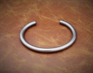 【送料無料】腕時計　ウォッチ　ソリッドシルバーナイツヘビーブレスレットpara hombres caballeros slido 925 plata pesado oxidado de plata de ley pulsera abierta｜hokushin