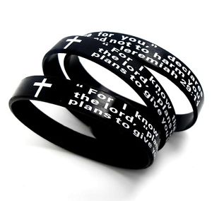 【送料無料】ブレスレット　アクセサリ―　エレミヤシリコンメンズクロスブレスレットwhole 50 english jeremiah 2911 cross silicone mens bracelets religious