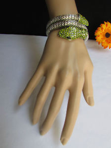 【送料無料】ブレスレット　アクセサリ―　ブレスレットジュエリーシルバースネークヘッドコブラblingwomen bracelet fashion jewelry silver metal snake head wrap green cobra bling