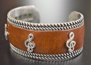 【送料無料】ブレスレット　アクセサリ―　ブレスレットシルバーbrown leather bracelet with silver treble clefs 29341