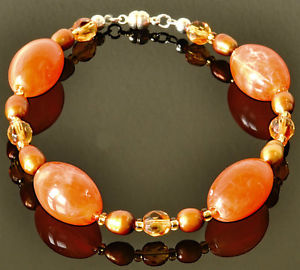 【送料無料】ブレスレット　アクセサリ―　ハンドメイドオレンジブレスレットexclusive, handmade orange and golden clasped bracelet