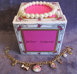 【送料無料】ブレスレット　アクセサリ―　ジョンソンコレクションピンクストレッチブレスレットボックスセットnib betsey johnson gift collection 2 pc pink cat charm stretch bracelet box set