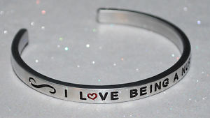 【送料無料】ブレスレット　アクセサリ―　ハンドメイドブレスレットi love being a nurse handmade amp; polished bracelet