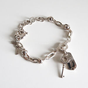 【送料無料】ブレスレット アクセサリ― ブレスレットシルバートーンキークリスタルタグチェーン100 authentic folli follie charm bracelet silver tone key crystal tag chain
