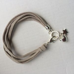 【送料無料】ブレスレット　アクセサリ―　シルバーエステラバートレットベージュスエードブレスレットsilver plated beige suede charm bracelet by estella bartlett