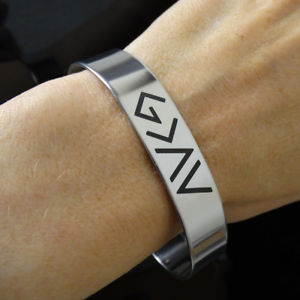 【送料無料】ブレスレット　アクセサリ―　シンボルカフブレスレットステンレススチールgod is greater than the highs and lows symbols cuff bracelet stainless steel