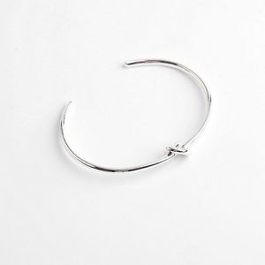 【貨物輸送無料】腕輪 添え物― カフスブレスレットシルバージュエリー simple knot cuff bracelet silver tone fashion jewelry
