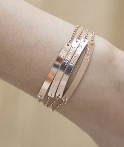 【送料無料】ブレスレット　アクセサリ―　パーソナライズブレスレットブレスレットカスタムdainty personalized bracelet name bracelet custom engraved any name or date