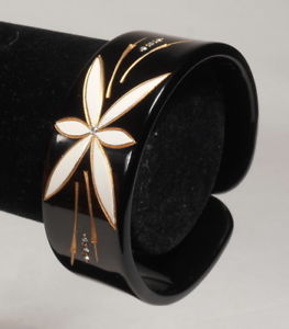 【送料無料】ブレスレット　アクセサリ―　ヴィンテージlucitefrancebeautiful vintage bracelet in lucitecarved and painted decorationmade in france