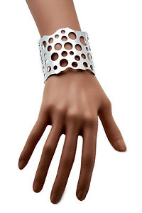 【送料無料】ブレスレット　アクセサリ―　カフブレスレットシルバーメタルファッションジュエリーカットwomen cuff bracelet silver metal fashion jewelry hole circles cut out adjustable