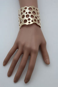 【送料無料】ブレスレット　アクセサリ&mdash;　カフブレスレットゴールドメタルファッションジュエリーアウトカットwomen cuff bracelet gold metal fashion jewelry holes circles cut outs adjustable｜hokushin